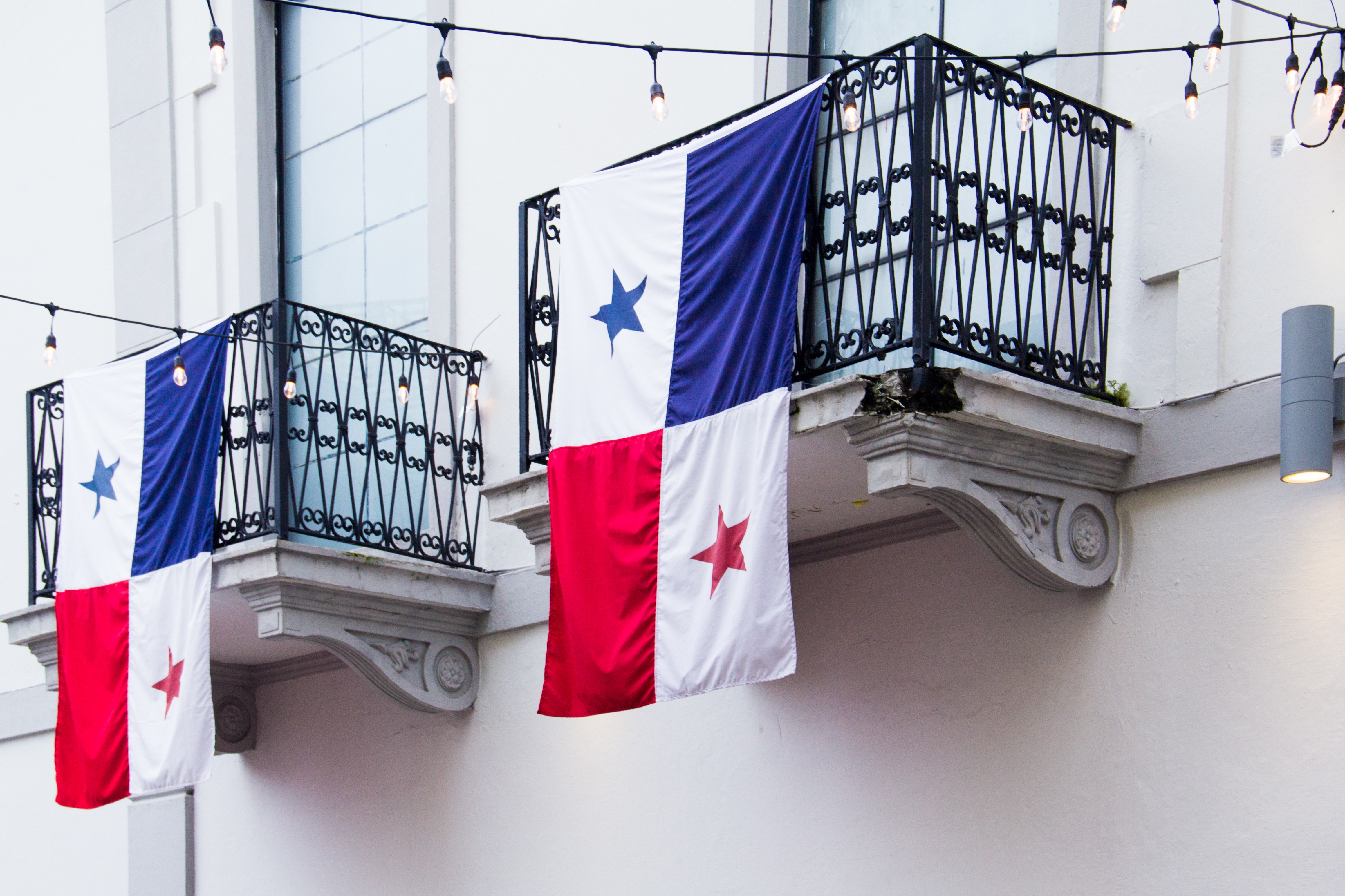 Banderas de Panamá colgadas en balcones